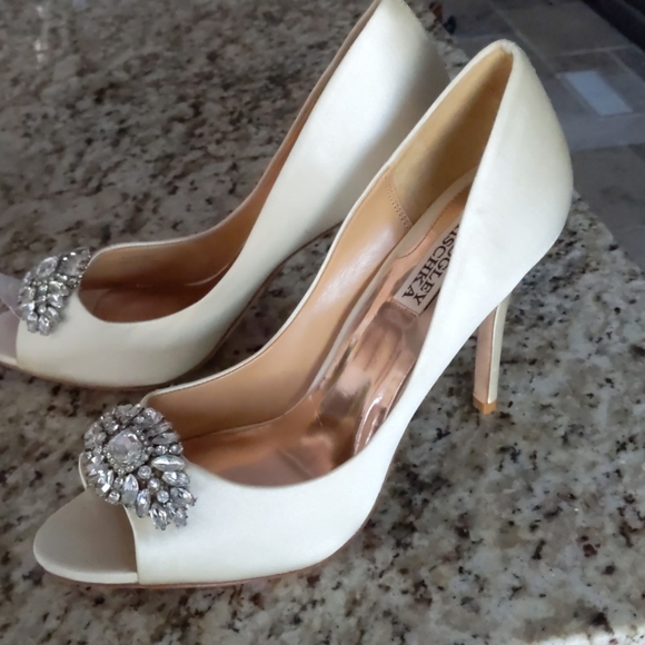 Size 9 Badgley Mischka Jeweled Cream Satin pumps. - Picture 2 of 6